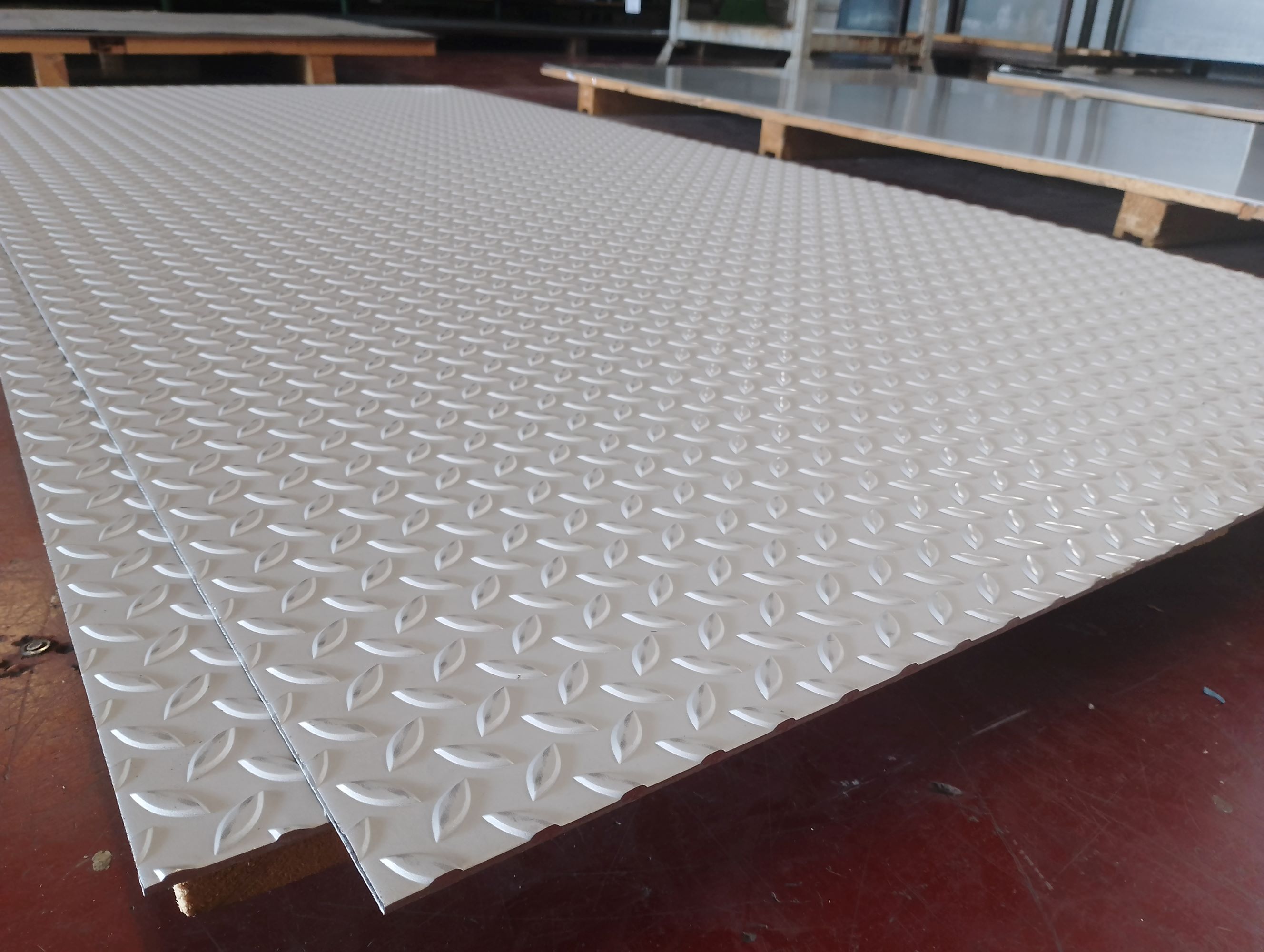 nerezový plech 5x1250x2500 mm, akosť 1.4301/304, protišmykový - slza