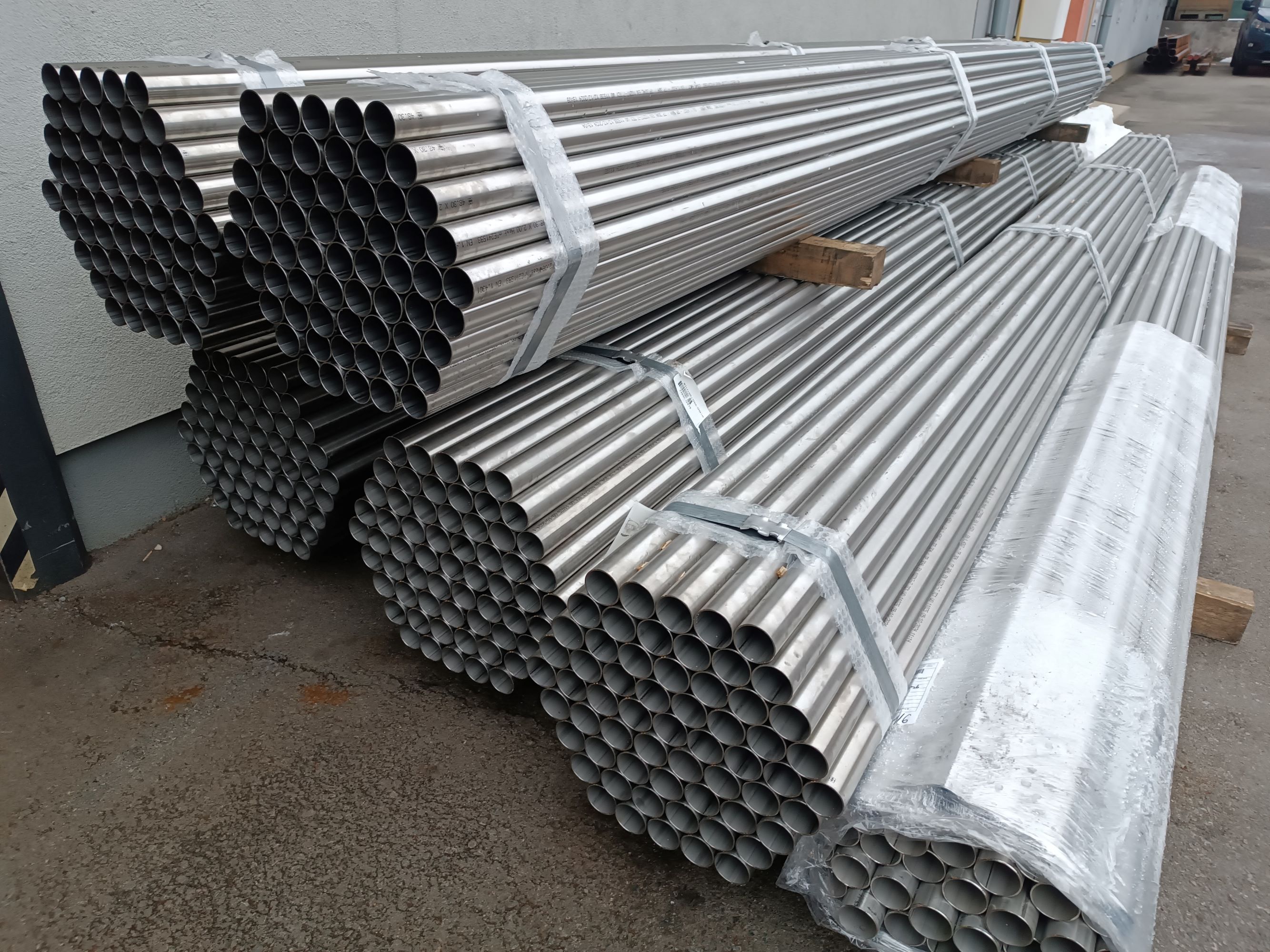 rúra nerezová zváraná  26,9x2,0 mm, L 6000 mm, akosť 1.4301/304, povrch štandard,  EN 10217-7