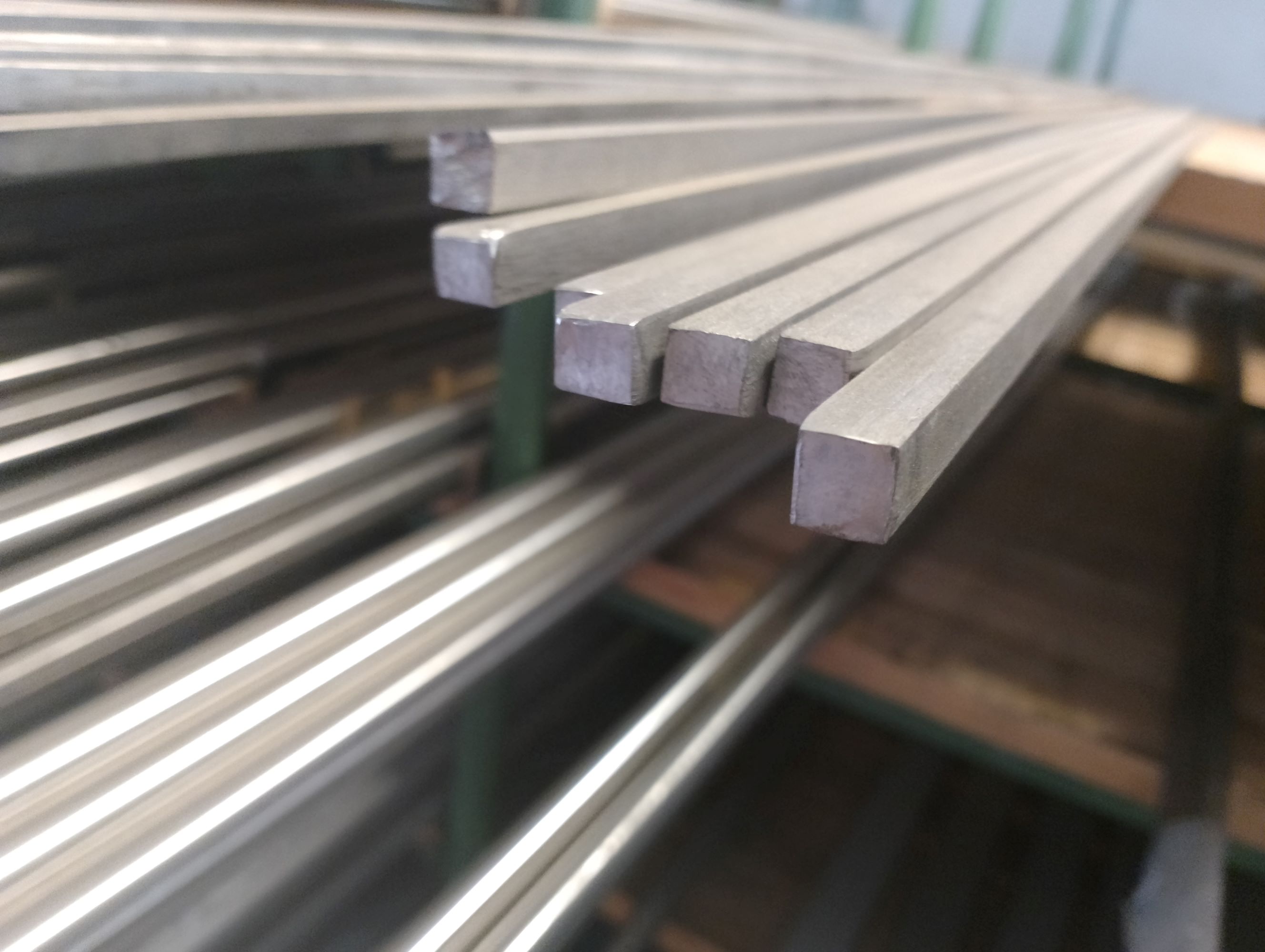 nerezová tyč štvorhranná 10x10 mm, ťahaná h11, akosť 1.4301