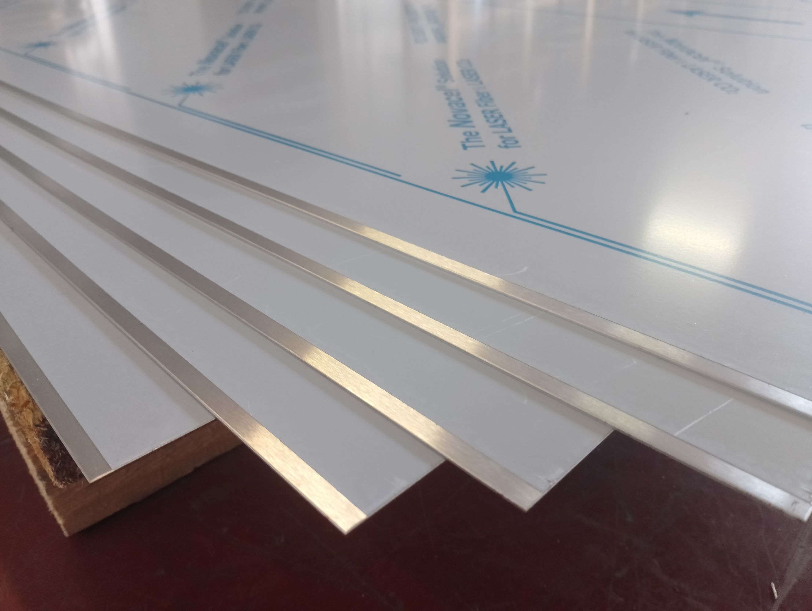 nerezový plech 1,2x1250x2500 mm, akosť 1.4016/430, 2G - brus. K320