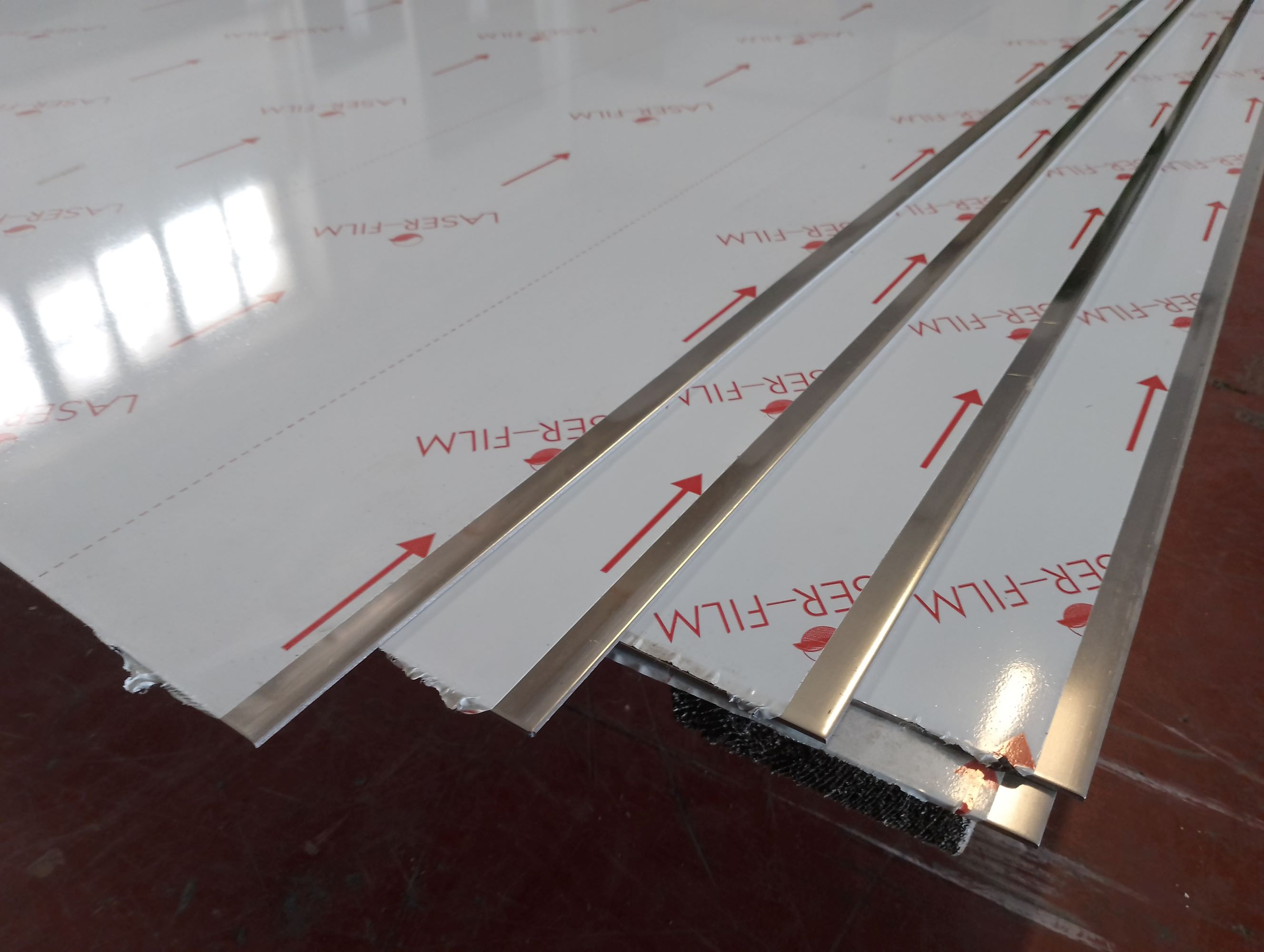 nerezový plech 2,0x1000x2000 mm, akosť 1.4016/430, 2R - leštený + PVC fólia