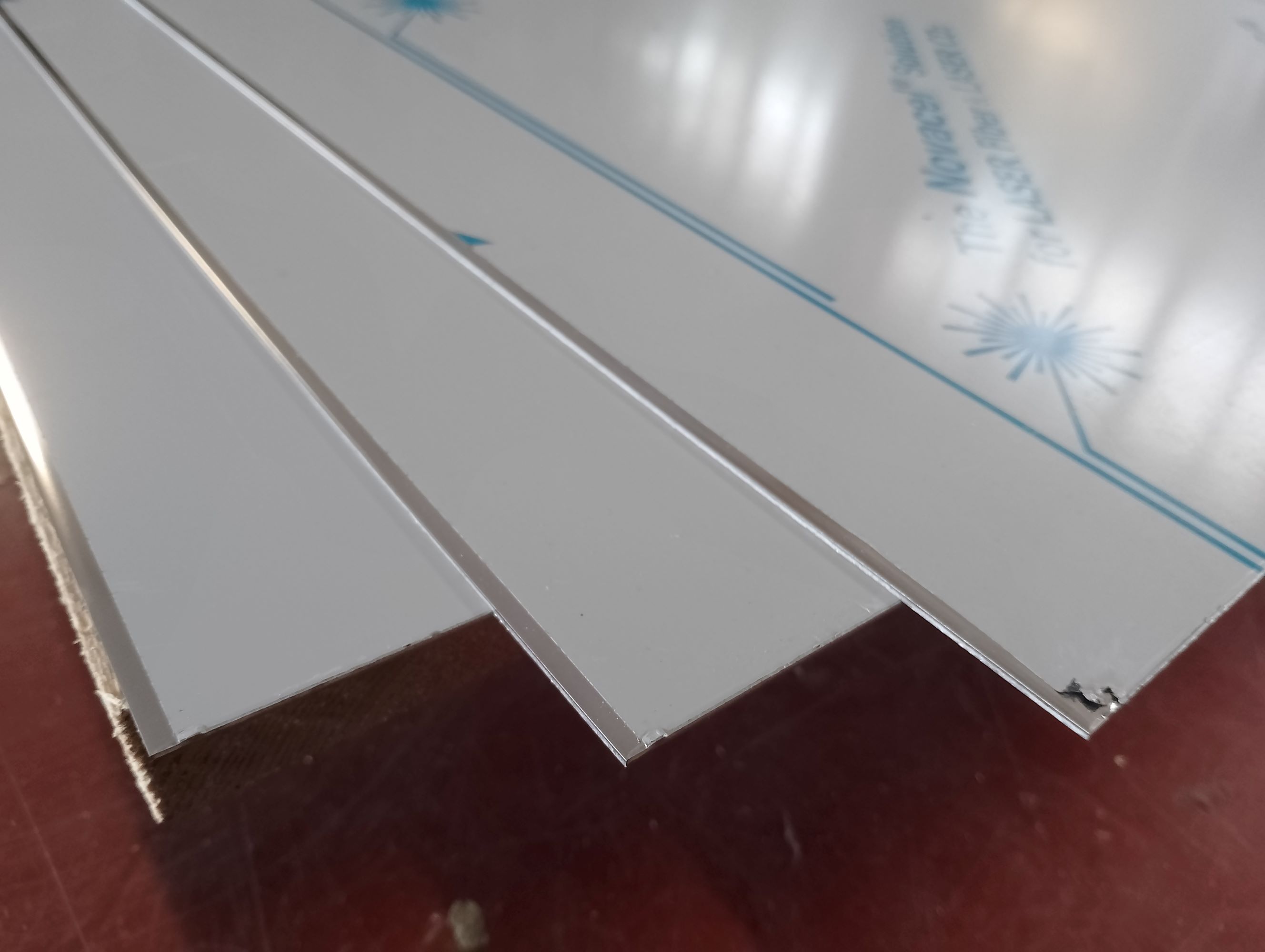 nerezový plech 1,0x1500x3000 mm, akosť 1.4301/304, 2R - leštený + PVC fólia