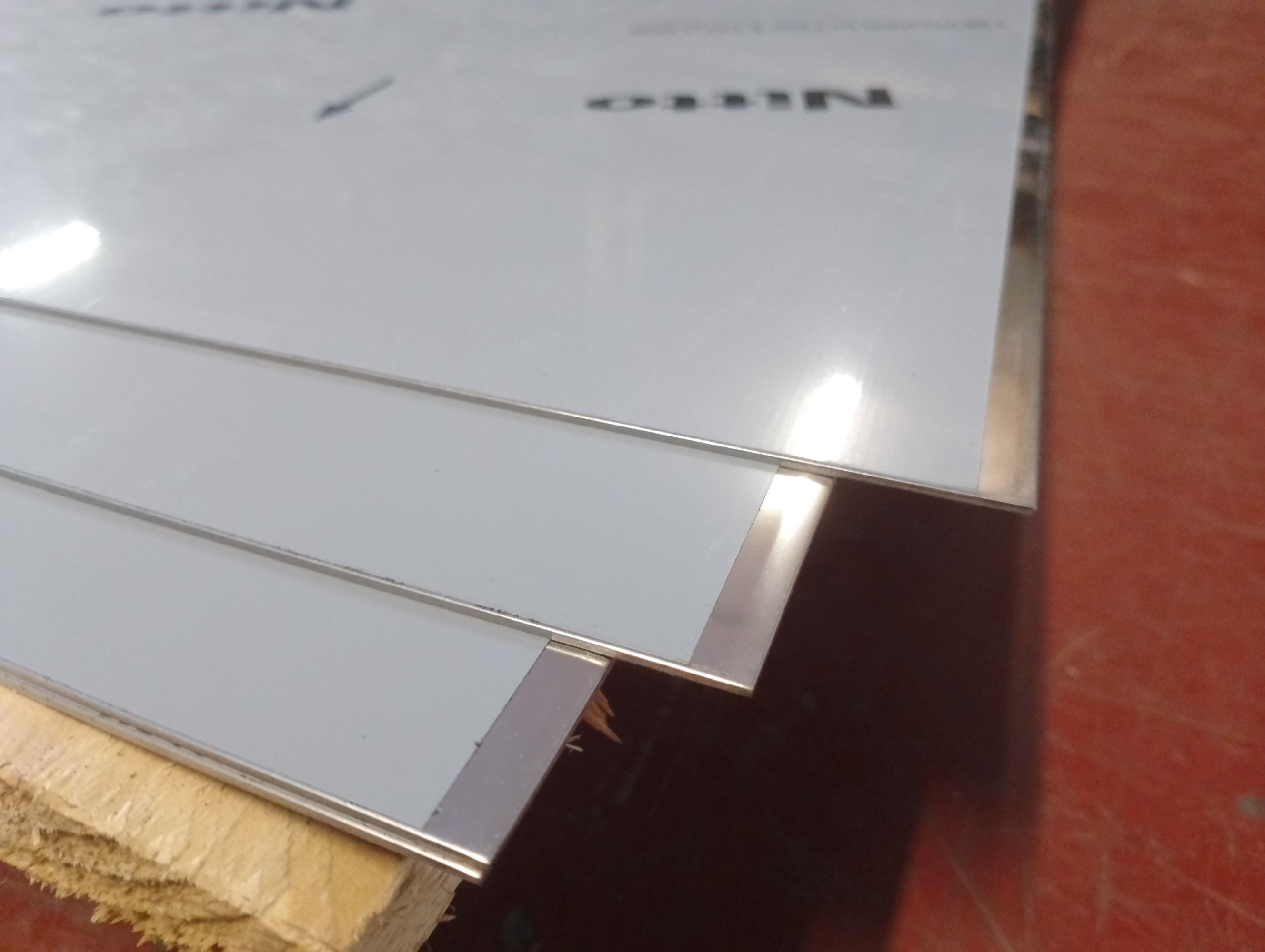 nerezový plech 2,0x1500x3000 mm, akosť 1.4301/304, 2R - leštený + PVC fólia