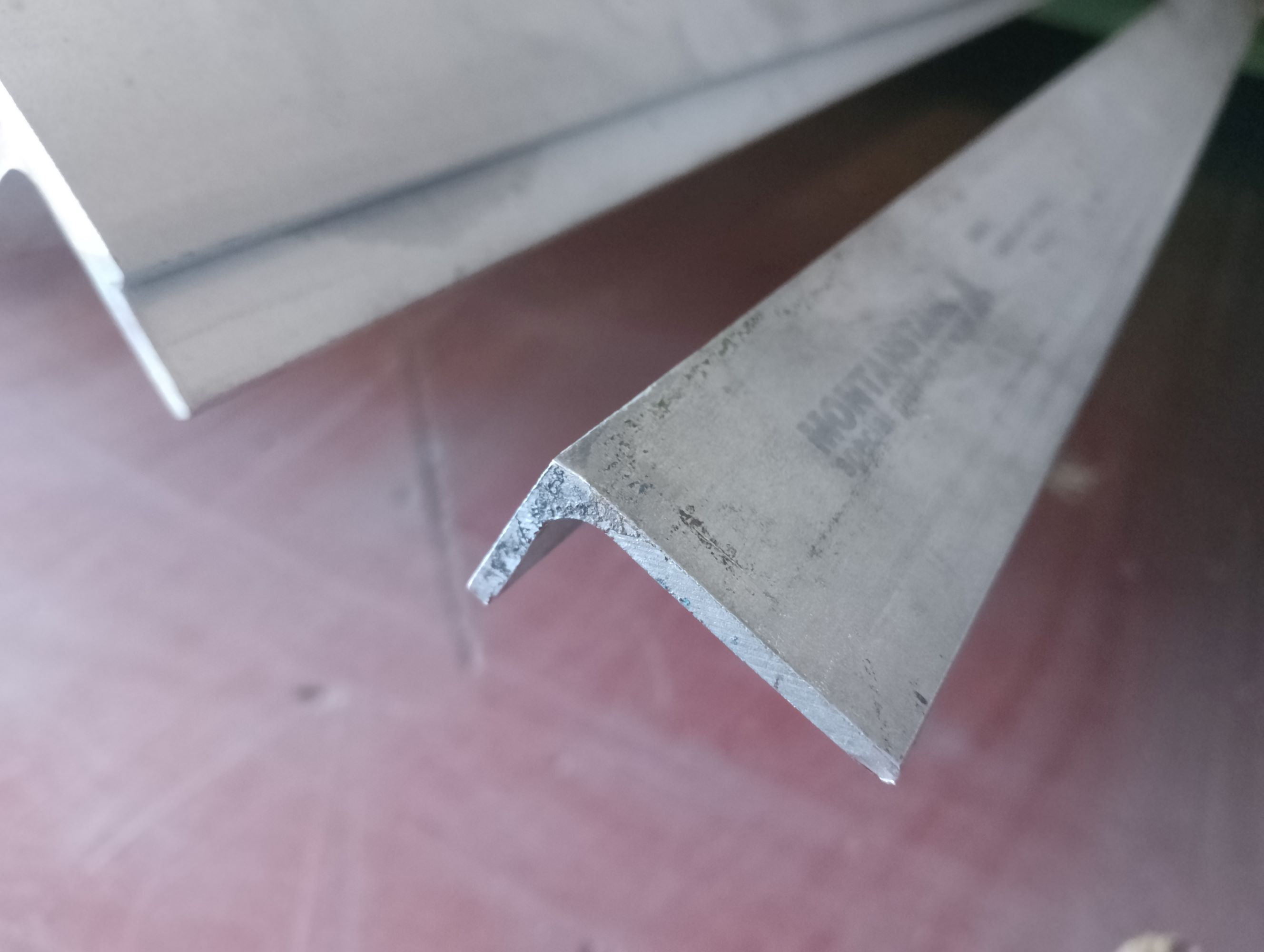 nerezový L-profil 40x20x3 mm, valcovaný, akosť 1.4301