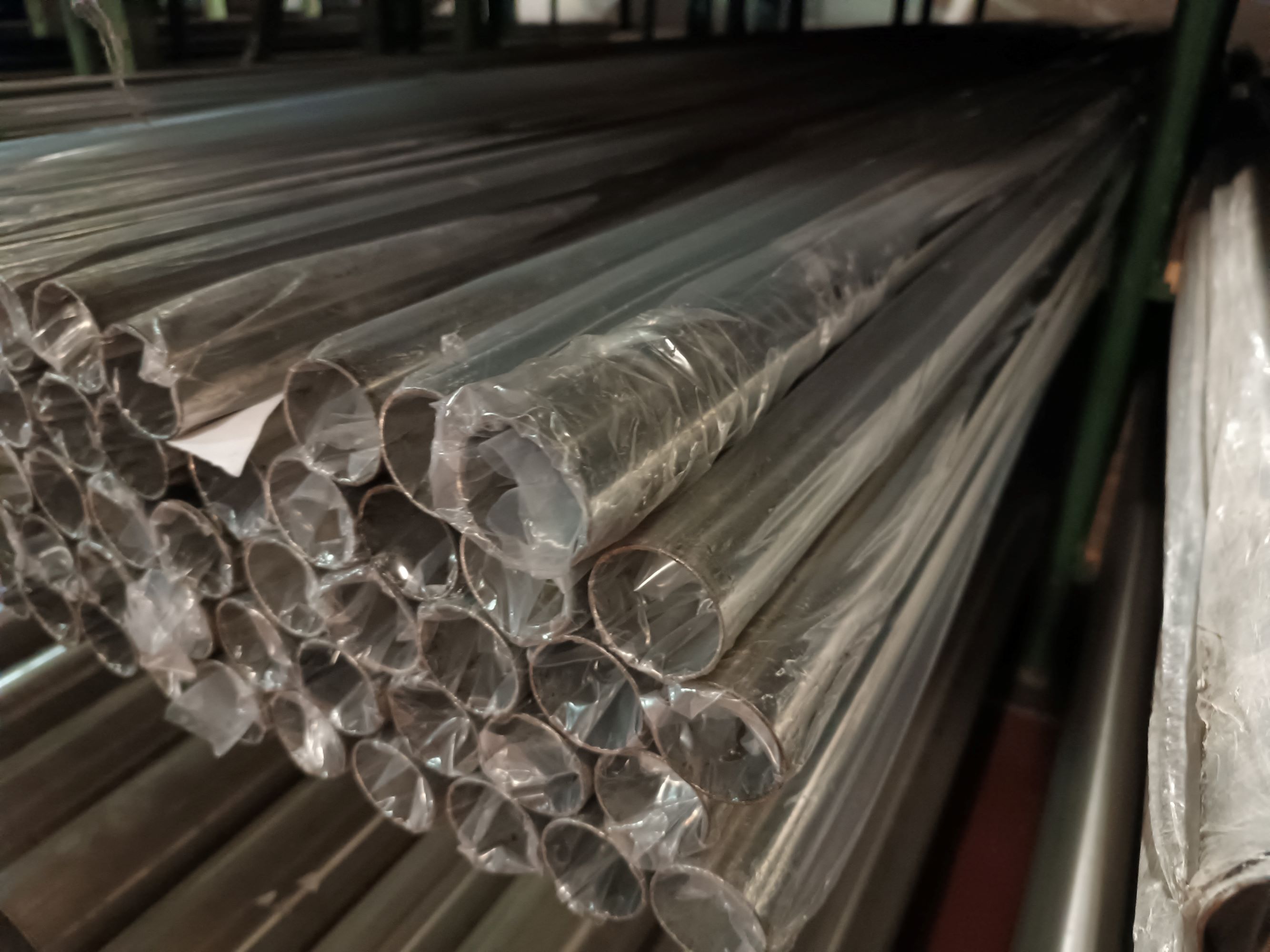 rúra nerezová zváraná  42,4x2,0 mm, L 6000 mm, akosť 1.4301/304, povrch brúsená K320,  EN 10217-7